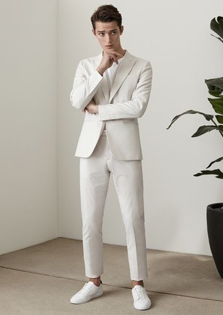 Welche niedrige Sneakers mit weißen Anzuges zu tragen – 19 Herren Outfits warm Wetter: Perfektionieren Sie den modischen Freizeitlook mit einem weißen Anzug und einem weißen T-Shirt mit einem Rundhalsausschnitt. Niedrige Sneakers verleihen einem klassischen Look eine neue Dimension.