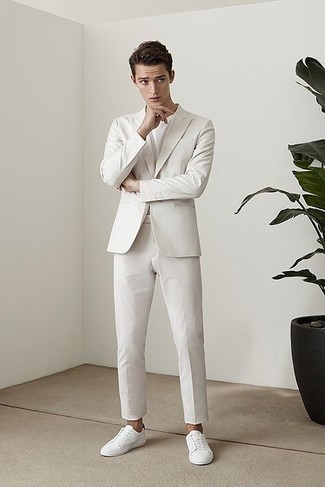Weiße Leder niedrige Sneakers kombinieren – 500+ Smart-Casual Herren Outfits: Kombinieren Sie einen weißen Anzug mit einem weißen T-Shirt mit einem Rundhalsausschnitt, um einen eleganten, aber nicht zu festlichen Look zu kreieren. Bringen Sie die Dinge durcheinander, indem Sie weißen Leder niedrige Sneakers mit diesem Outfit tragen.