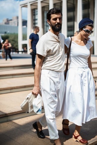 Wie Anzug mit Slipper zu kombinieren – 306 Smart-Casual Sommer Herren Outfits: Kombinieren Sie einen Anzug mit einem weißen T-shirt mit einer Knopfleiste für einen für die Arbeit geeigneten Look. Fühlen Sie sich mutig? Komplettieren Sie Ihr Outfit mit Slippern. So einfach kann ein schönes Sommer-Outfit sein.