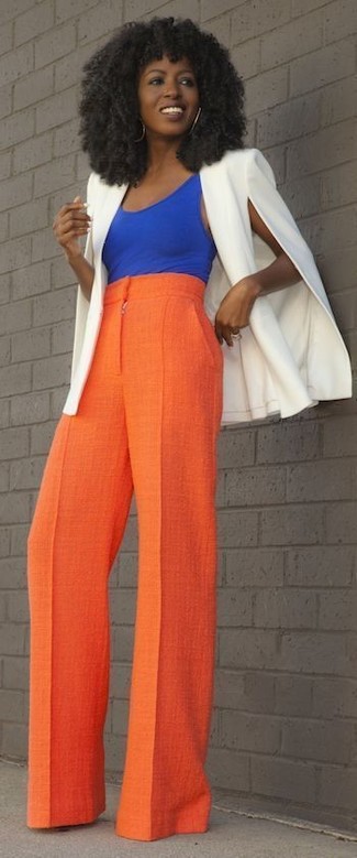 Orange weite Hose kombinieren – 35 Damen Outfits: Möchten Sie einen lässigen Look erzeugen, ist diese Paarung aus einem weißen Cape Mantel und einer orange weiter Hose ganz perfekt.