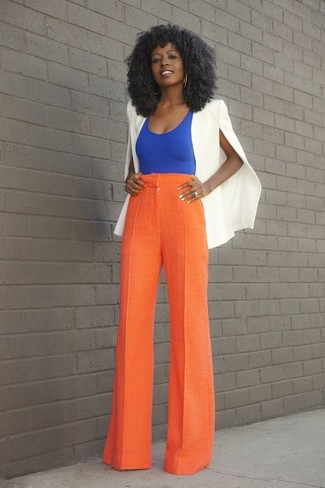 Orange weite Hose kombinieren – 35 Damen Outfits: Ein weißer Cape Mantel und eine orange weite Hose sind alles, was Sie brauchen, um schnittig und locker zu wirken.