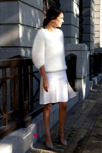 Weißen Minirock mit Falten kombinieren – 9 Damen Outfits: Diese Paarung aus einem weißen flauschigen Pullover mit einem Rundhalsausschnitt und einem weißen Minirock mit Falten bietet die ideale Balance zwischen Funktion und Stil. Graue Leder Pumps sind eine großartige Wahl, um dieses Outfit zu vervollständigen.