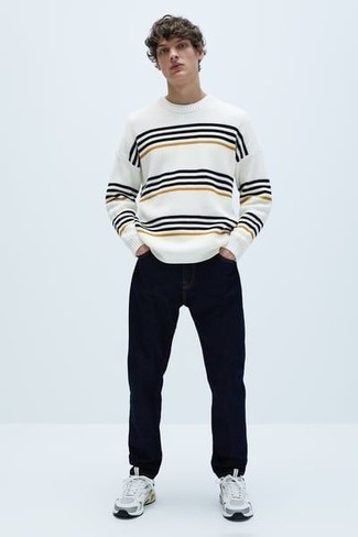 weißer horizontal gestreifter Pullover mit einem Rundhalsausschnitt von Moncler