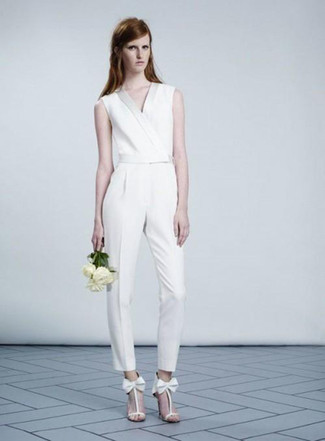Weißen Jumpsuit kombinieren – 88 Damen Outfits: Erwägen Sie das Tragen von einem weißen Jumpsuit, um einen modischen Look zu erhalten. Weiße Leder Sandaletten sind eine kluge Wahl, um dieses Outfit zu vervollständigen.