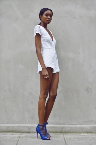 Weißen kurzen Jumpsuit aus Häkel kombinieren – 2 Damen Outfits: Tragen Sie einen weißen kurzen Jumpsuit aus Häkel, um einen stilvollen Alltags-Look zu kreieren. Blaue Leder Sandaletten sind eine großartige Wahl, um dieses Outfit zu vervollständigen.