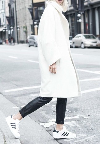 Schwarze enge Hose aus Leder kombinieren – 374 Damen Outfits: Tragen Sie einen weißen Mantel und eine schwarze enge Hose aus Leder, um einen stylischen, entspannten Look zu schaffen. Fühlen Sie sich ideenreich? Ergänzen Sie Ihr Outfit mit weißen und schwarzen niedrigen Sneakers.