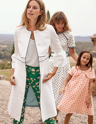 Mintgrüne enge Hose kombinieren – 15 Damen Outfits: Ein weißer Mantel und eine mintgrüne enge Hose sind absolut lässige Must-Haves und können mit einer Vielzahl von Kleidungsstücken gepaart werden.