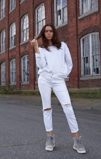 Weiße enge Jeans mit Destroyed-Effekten kombinieren – 129 Damen Outfits: Um einen schlichten und lockeren Look zu erreichen, probieren Sie diese Kombination aus einem weißen Oversize Pullover und weißen engen Jeans mit Destroyed-Effekten. Komplettieren Sie Ihr Outfit mit grauen flache Stiefel mit einer Schnürung aus Wildleder.