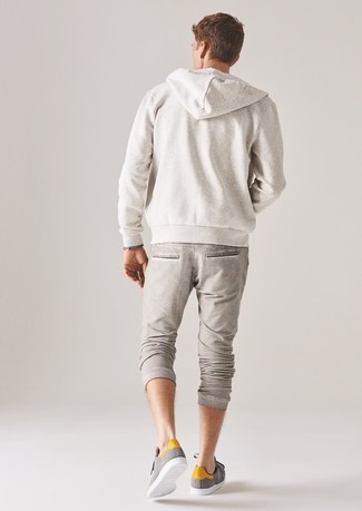 weißer Pullover mit einem Kapuze, hellbeige Jogginghose, graue niedrige Sneakers für Herren