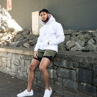 Olivgrüne Shorts kombinieren – 410 Herren Outfits: Kombinieren Sie einen weißen Pullover mit einem Kapuze mit olivgrünen Shorts für einen entspannten Wochenend-Look. Weiße Segeltuch niedrige Sneakers sind eine großartige Wahl, um dieses Outfit zu vervollständigen.