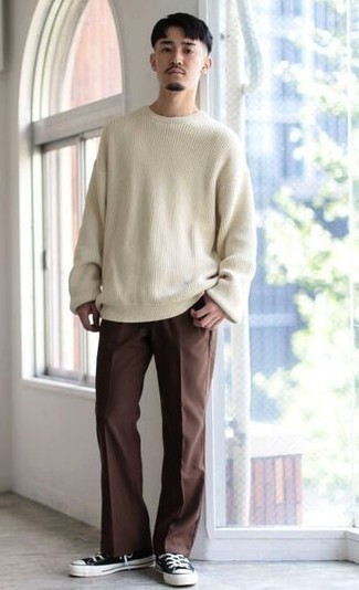 weißer Pullover mit einem Rundhalsausschnitt, braune Chinohose, schwarze und weiße Segeltuch niedrige Sneakers für Herren