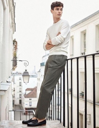 Schwarze Leder Slipper kombinieren – 500+ Frühling Herren Outfits: Paaren Sie einen weißen Pullover mit einem Rundhalsausschnitt mit einer grauen Anzughose für einen stilvollen, eleganten Look. Schwarze Leder Slipper sind eine perfekte Wahl, um dieses Outfit zu vervollständigen. Was für eine super Frühlings-Outfit Idee!
