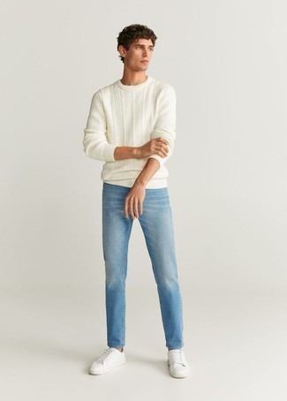 Hellblaue Jeans kombinieren – 500+ Herren Outfits warm Wetter: Kombinieren Sie einen weißen Pullover mit einem Rundhalsausschnitt mit hellblauen Jeans für ein sonntägliches Mittagessen mit Freunden. Weiße Segeltuch niedrige Sneakers fügen sich nahtlos in einer Vielzahl von Outfits ein.