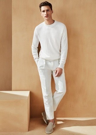 Weißen Pullover mit einem Rundhalsausschnitt kombinieren – 500+ Herren Outfits: Kombinieren Sie einen weißen Pullover mit einem Rundhalsausschnitt mit einer weißen Chinohose für einen bequemen Alltags-Look. Fühlen Sie sich ideenreich? Vervollständigen Sie Ihr Outfit mit hellbeige Segeltuch Slippern.