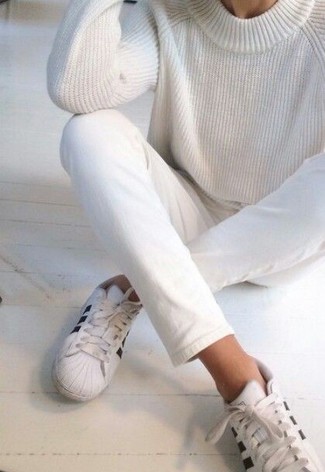 Weiße Jeans kombinieren – 571+ Damen Outfits: Wenn Sie auf der Suche nach der perfekten legeren Komposition sind, probieren Sie diese Kombi aus einem weißen Pullover mit einem Rundhalsausschnitt und weißen Jeans. Wenn Sie nicht durch und durch formal auftreten möchten, entscheiden Sie sich für weißen und schwarzen Leder niedrige Sneakers.