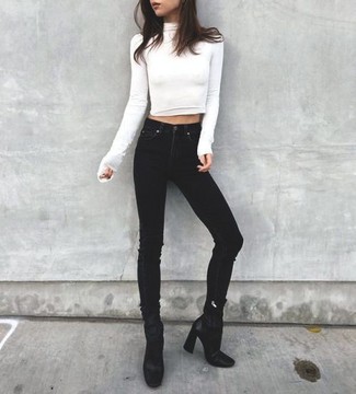 weißer Rollkragenpullover, schwarze enge Jeans, schwarze Leder Stiefeletten für Damen