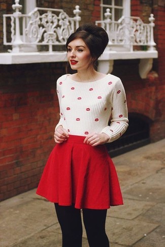 Weißen bedruckten Pullover mit einem Rundhalsausschnitt kombinieren – 32 Damen Outfits: Ein weißer bedruckter Pullover mit einem Rundhalsausschnitt und ein roter Skaterrock sind super geeignet, um einen schönen, lockeren Look zu zaubern.