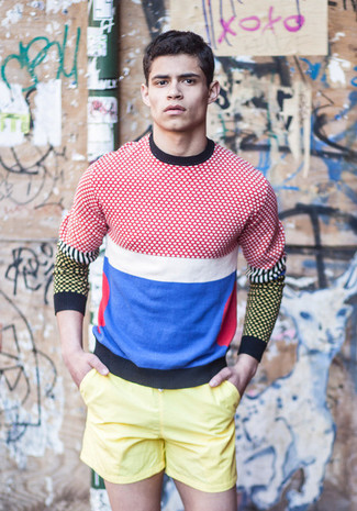 Mehrfarbigen Pullover kombinieren – 180 Herren Outfits: Kombinieren Sie einen mehrfarbigen Pullover mit gelben Shorts für einen bequemen Alltags-Look.