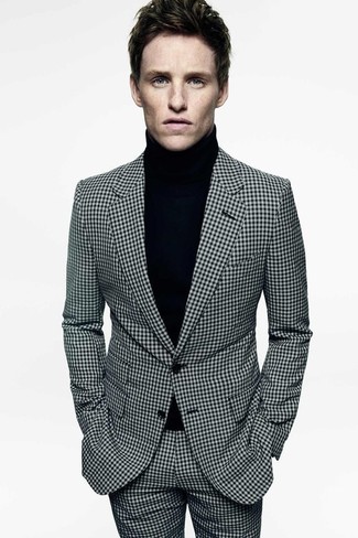 Anzug mit Karomuster kombinieren – 500+ Herren Outfits: Kombinieren Sie einen Anzug mit Karomuster mit einem schwarzen Rollkragenpullover, um einen modischen Freizeitlook zu kreieren.