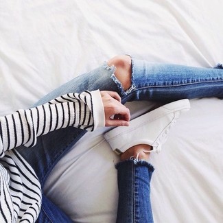 Weißen und blauen horizontal gestreiften Pullover mit einem Rundhalsausschnitt kombinieren – 97 Damen Outfits: Probieren Sie die Kombination aus einem weißen und blauen horizontal gestreiften Pullover mit einem Rundhalsausschnitt und blauen engen Jeans mit Destroyed-Effekten, um einen stilsicheren Casual-Look zu erzeugen. Weiße Leder niedrige Sneakers sind eine ideale Wahl, um dieses Outfit zu vervollständigen.