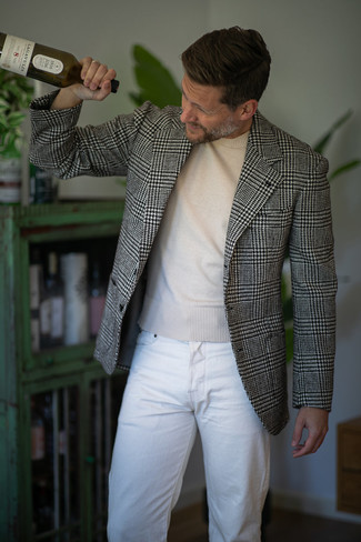 Wie weiße Jeans mit hellbeige Pullovers mit einem Rundhalsausschnitt zu kombinieren – 32 Herren Outfits: Kombinieren Sie einen hellbeige Pullover mit einem Rundhalsausschnitt mit weißen Jeans für einen bequemen Alltags-Look.
