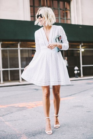 Weißes ausgestelltes Kleid aus Spitze kombinieren – 6 Damen Outfits: Wahlen Sie ein weißes ausgestelltes Kleid aus Spitze, um wahrhaft atemberaubend auszusehen. Ergänzen Sie Ihr Look mit weißen Leder Sandaletten.
