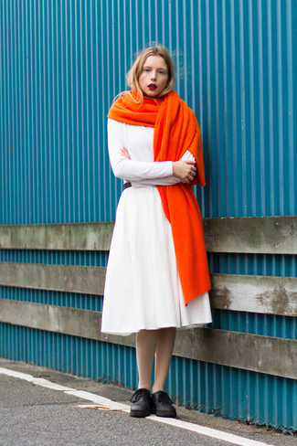 Orange Schal kombinieren – 59 Damen Outfits: Um eine lockere und schöne Silhouette zu formen, erwägen Sie das Tragen von einem weißen ausgestelltem Kleid und einem orange Schal. Schwarze Leder Oxford Schuhe sind eine einfache Möglichkeit, Ihren Look aufzuwerten.