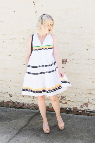 Hellbeige Keilsandaletten kombinieren – 75 Damen Outfits: Erwägen Sie das Tragen von einem weißen bestickten schwingendem Kleid, um einen stylischen Alltags-Look zu erreichen. Hellbeige Keilsandaletten sind eine perfekte Wahl, um dieses Outfit zu vervollständigen.