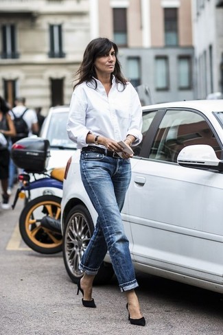 Weißes Hemd kombinieren – 500+ Damen Outfits: Wenn Sie nach dem perfekten entspanntes Outfit suchen, probieren Sie diese Kombi aus einem weißen Hemd und dunkelblauen Boyfriend Jeans. Dieses Outfit passt hervorragend zusammen mit schwarzen Wildleder Pumps.