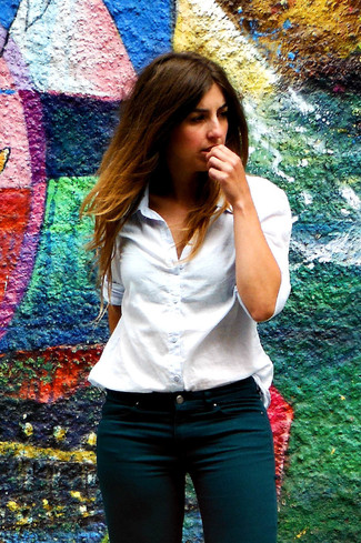 Dunkeltürkise Jeans kombinieren – 81 Damen Outfits: Die Paarung aus einem weißen Businesshemd und dunkeltürkisen Jeans schafft die ideale Balance zwischen legerem Alltags-Look und modischem Schick.
