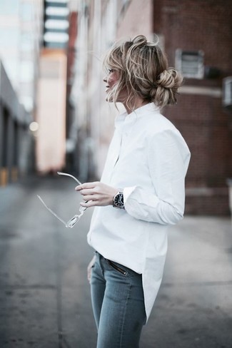 30 Jährige: Wie weißes Businesshemd mit grauer enger Jeans zu kombinieren – 4 Elegante Damen Outfits: Probieren Sie diese Paarung aus einem weißen Businesshemd und grauen engen Jeans, um eine gemütliche Stimmung zu erschaffen.
