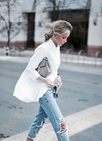 weißes Businesshemd, hellblaue Jeans mit Destroyed-Effekten, graue Leder Umhängetasche für Damen