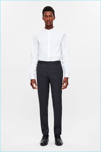 20 Jährige: Schwarze Anzughose kombinieren – 159 Herren Outfits: Kombinieren Sie ein weißes Businesshemd mit einer schwarzen Anzughose für einen stilvollen, eleganten Look. Wenn Sie nicht durch und durch formal auftreten möchten, wählen Sie schwarzen Leder Derby Schuhe.