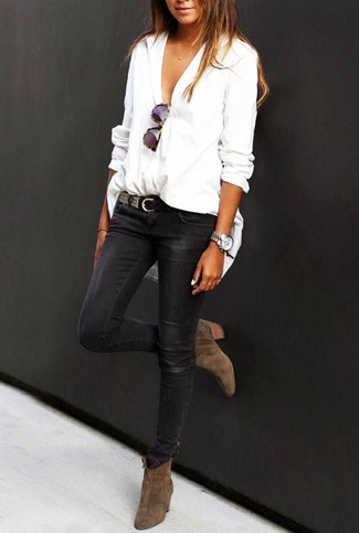 Weißes Businesshemd kombinieren – 500+ Damen Outfits: Um einen schönen, lässigen Look zu zaubern, probieren Sie diese Kombination aus einem weißen Businesshemd und schwarzen engen Jeans. Ergänzen Sie Ihr Look mit braunen Wildleder Stiefeletten.