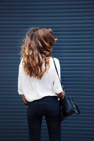 30 Jährige: Weißes und schwarzes Businesshemd kombinieren – 500+ Damen Outfits: Möchten Sie einen entspannten Look erreichen, ist die Kombination aus einem weißen und schwarzen Businesshemd und schwarzen engen Jeans Ihre Wahl.