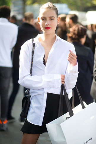 weißes Businesshemd, schwarzer A-Linienrock, schwarze Leder Umhängetasche für Damen