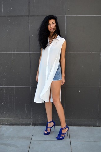 Weißes Shirtkleid kombinieren – 91 Damen Outfits: Möchten Sie ein stylisches Casual-Outfit erzeugen, ist diese Kombination aus einem weißen Shirtkleid und blauen Jeansshorts ganz hervorragend. Blaue Wildleder Sandaletten sind eine großartige Wahl, um dieses Outfit zu vervollständigen.