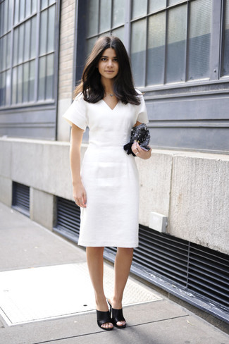 Weißes Etuikleid kombinieren – 77 Damen Outfits: Entscheiden Sie sich für ein weißes Etuikleid, um einen eleganten, aber nicht zu formalen Look zu zaubern. Komplettieren Sie Ihr Outfit mit schwarzen Leder Pantoletten.