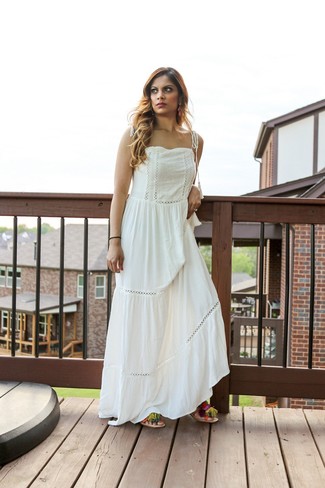 Weißes Folklore Kleid kombinieren – 14 Damen Outfits: Um einen einfachen und ultralässigen Look zu schaffen, entscheiden Sie sich für ein weißes Folklore Kleid. Mehrfarbige Wildleder Sandaletten mit Fransen sind eine gute Wahl, um dieses Outfit zu vervollständigen.