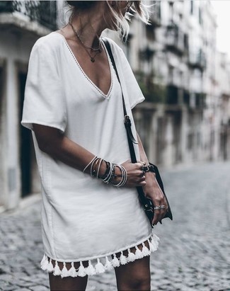 30 Jährige: Weißes gerade geschnittenes Kleid mit Fransen kombinieren – 1 Damen Outfits: Entscheiden Sie sich für ein weißes gerade geschnittenes Kleid mit Fransen, um ein stilvolles Casual-Outfit zu erzeugen.