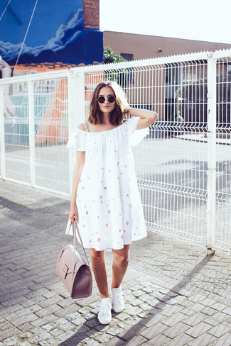 Schulterfreies Kleid kombinieren – 113 Damen Outfits: Entscheiden Sie sich für ein schulterfreies Kleid, um einen schönen entspannten Look zu zaubern. Weiße niedrige Sneakers sind eine ideale Wahl, um dieses Outfit zu vervollständigen.