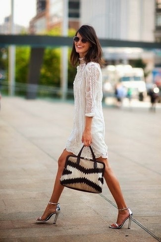 Silberne Sandaletten kombinieren – 210 Damen Outfits: Um eine klassische und tolle Silhouette zu zaubern, wahlen Sie ein weißes gerade geschnittenes Kleid aus Spitze. Vervollständigen Sie Ihr Look mit silbernen Sandaletten.