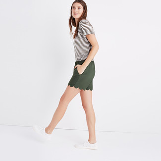 weißes horizontal gestreiftes T-Shirt mit einem Rundhalsausschnitt, dunkelgrüne Shorts, weiße Segeltuch niedrige Sneakers für Damen