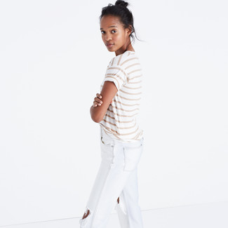 Wie T-Shirt mit einem Rundhalsausschnitt mit Jeans zu kombinieren – 64 Lässige Sommer Damen Outfits: Tragen Sie ein T-Shirt mit einem Rundhalsausschnitt zu Jeans, um ein entspanntes Outfit zu erzielen. Ein insgesamt sehr tolles Sommer-Outfit.