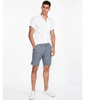 Dunkelblaue Shorts kombinieren – 804+ Herren Outfits: Vereinigen Sie ein weißes Kurzarmhemd mit dunkelblauen Shorts für ein sonntägliches Mittagessen mit Freunden. Weiße Leder niedrige Sneakers sind eine perfekte Wahl, um dieses Outfit zu vervollständigen.