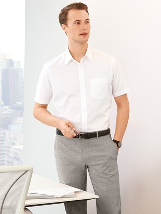 Wie weißes Kurzarmhemd mit grauer Anzughose mit Schottenmuster zu kombinieren – 3 Herren Outfits: Paaren Sie ein weißes Kurzarmhemd mit einer grauen Anzughose mit Schottenmuster für Ihren Bürojob.