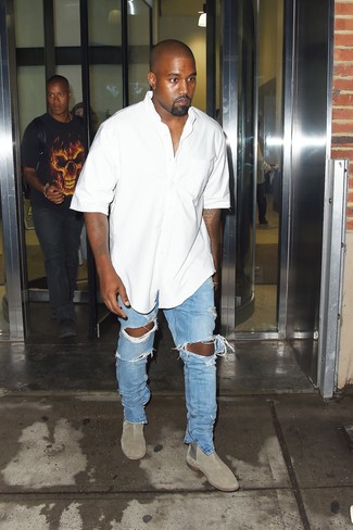 Kanye West trägt weißes Kurzarmhemd, hellblaue Jeans mit Destroyed-Effekten, graue Chelsea-Stiefel aus Wildleder