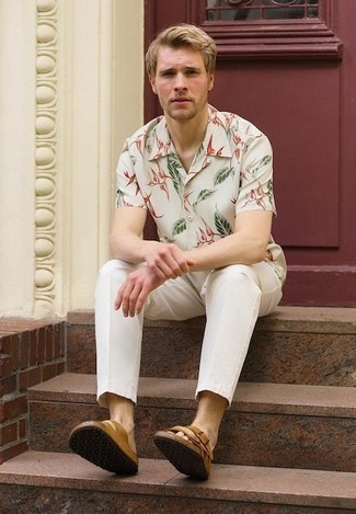 Hellbeige Sandalen kombinieren – 168 Lässige Herren Outfits: Tragen Sie ein weißes Kurzarmhemd mit Blumenmuster und eine weiße Chinohose, um mühelos alles zu meistern, was auch immer der Tag bringen mag. Fühlen Sie sich ideenreich? Entscheiden Sie sich für hellbeige Sandalen.