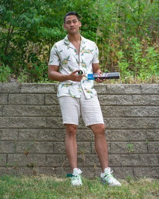 Mintgrüne Sportschuhe kombinieren – 26 Sommer Herren Outfits: Entscheiden Sie sich für ein weißes Kurzarmhemd mit Blumenmuster und weißen Leinen Shorts für ein großartiges Wochenend-Outfit. Fühlen Sie sich ideenreich? Entscheiden Sie sich für mintgrünen Sportschuhe. Dieses Outfit ist wunderbar für den Sommer geeignet.