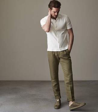 Olivgrüne Schuhe kombinieren – 500+ Herren Outfits: Kombinieren Sie ein weißes Kurzarmhemd mit einer olivgrünen Chinohose, um einen lockeren, aber dennoch stylischen Look zu erhalten. Olivgrüne Segeltuch niedrige Sneakers sind eine gute Wahl, um dieses Outfit zu vervollständigen.